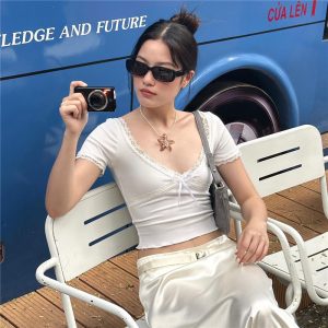 O1CN01Rqcv8I229mBzOaubO_3371847078-0-cib 欧美跨境2023夏季时尚潮流女装新款短袖V领蕾丝边修身露脐百搭T恤