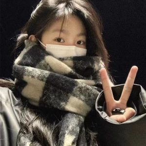 O1CN01rLp6kL1vQ57depkI0_2214162866166-0-cib 新款美拉德仿羊绒格子围巾女秋冬季加厚保暖披肩两用纯色学生围脖